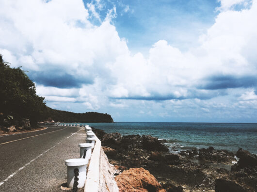    трасса на побережье // freepik.com