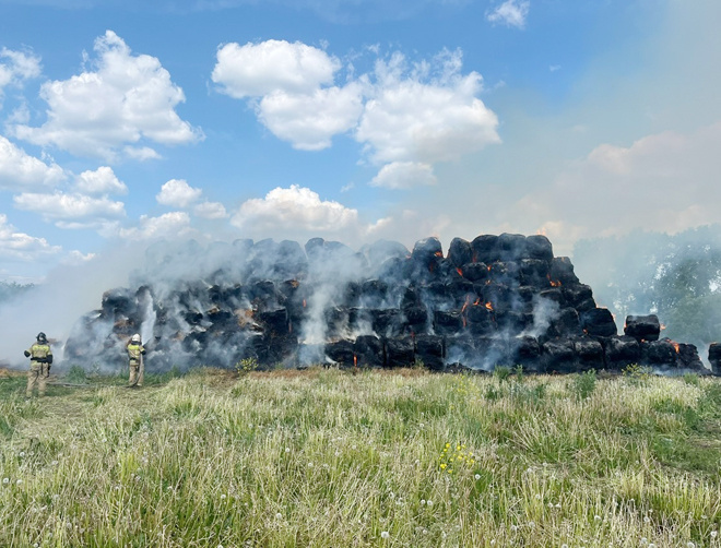 
Испорченные огнём кипы соломы