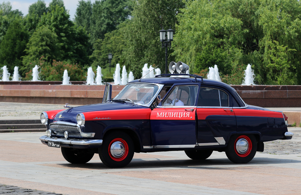 разнообразие окрасок ГАЗ-21 - в тёмно-синем цвете с красными полосами и белыми буквами «Милиция»