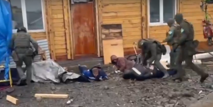  Сперва всех уложили на землю, а уже потом стали разбираться – кто тут незаконный мигрант / Скриншот видео УМВД России по Сахалинской области