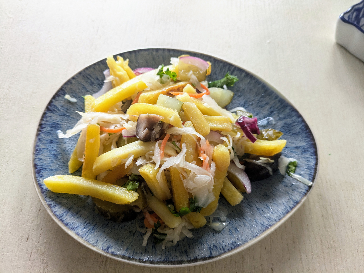 Салат с картофелем фри и маринованными грибами. Фото: дзен-канал "История одного ремонта и что было после".