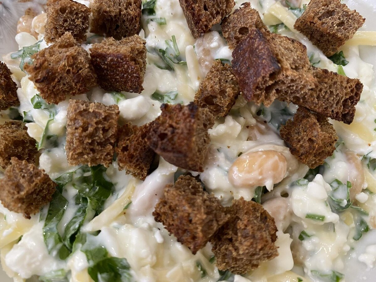 Готовый  салат из фасоли, сыра и сухариков. Фото автора