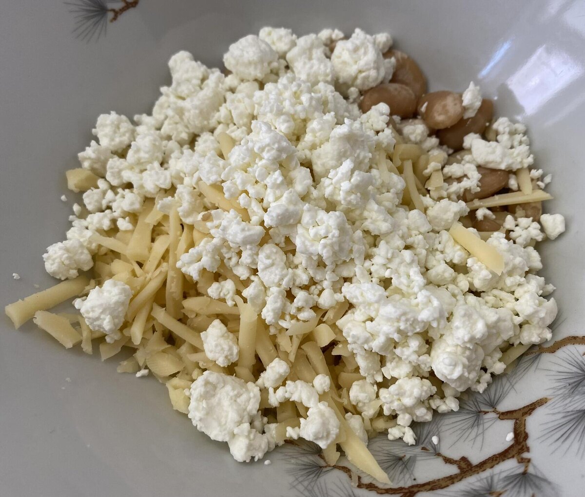 Приготовление салата из фасоли, сыра и сухариков. Фото автора