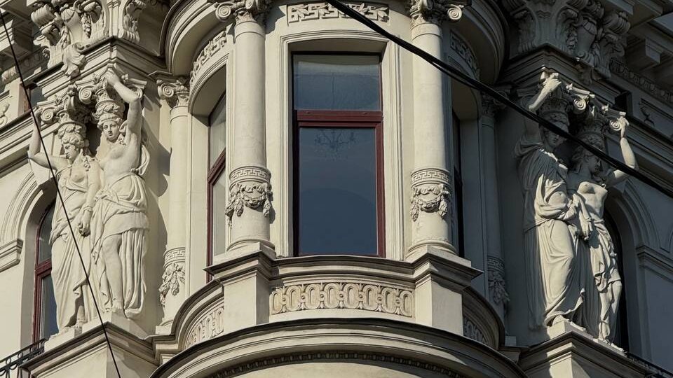 Дом с тремя адресами