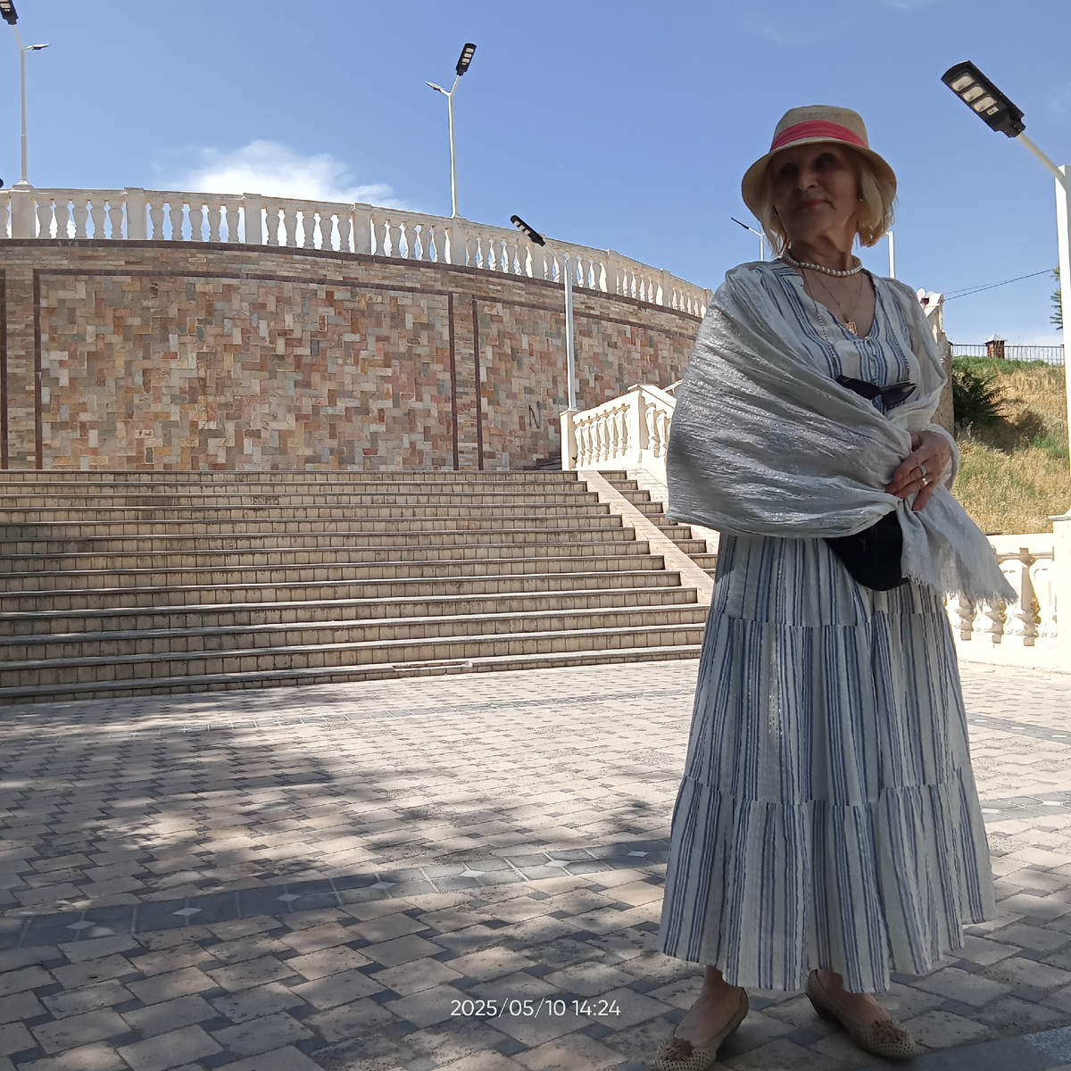   Каждому  из нас иногда  хочется  вернуться в то время и в то место, где  и когда нам кажется, что мы по-особенному были счастливы.Мне давно хотелось побывать в Ташкенте, Чирчике... И вот наконец-то я ЗДЕСЬ!  Но города и времена  меняются, также, как и мы. Ехали в такси и я совсем не узнавала места, где мы проезжали,да и дорога уже пролегала совсем по другому маршруту.  Там, где раньше была дорога до Чирчика, вовсю идет грандиозная стройка .Напомню,строительство Олимпийского городка в Ташкенте началось в ноябре 2022 года. Его планировалось использовать для проведения молодежных игр. При этом стоимость проекта оценивалась в более, чем 289 млн долларов.В городке площадью 100 гектаров строятся стадионы, крытые и открытые спортивные сооружения, а также спортивные комплексы, но к сожалению не смогут провести молодежные Азиатские игры в сентябре 2025 года, как планировалось, поскольку строительство Олимпийского города в Ташкенте не будет завершено вовремя.