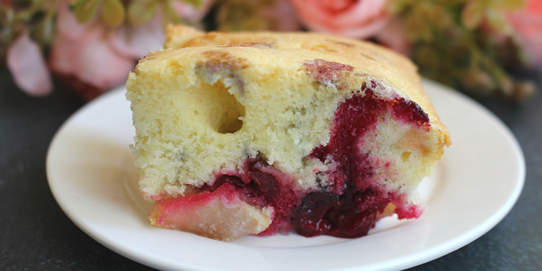 Бисквитный пирог с яблоками и вишней