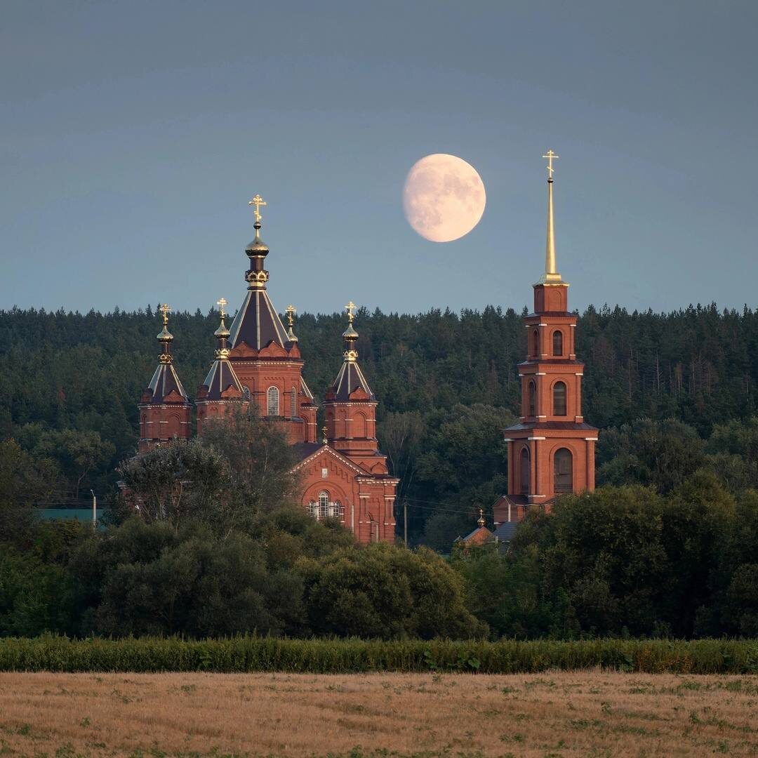 Вечерний Богородице-Тихоновский Тюнинский монастырь. Фото из открытых источников
