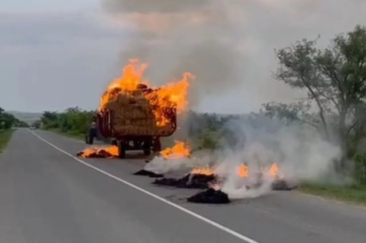    На дороге под Керчью загорелся прицеп с сеном от трактора