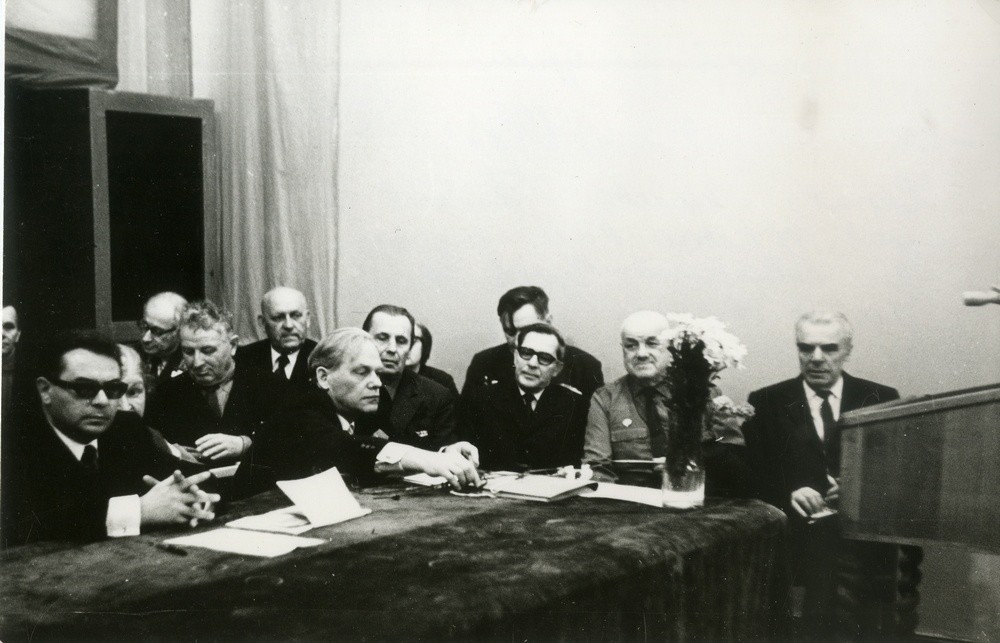 Торжественное заседание 8 мая 1975 г., посвященное 30-летию Победы в Великой Отечественной войне. За столом - участники войны 1941–1945 г. Слева - директор музея Д.А. Сергеев. Фотография 1975 г. Фототека РЭМ