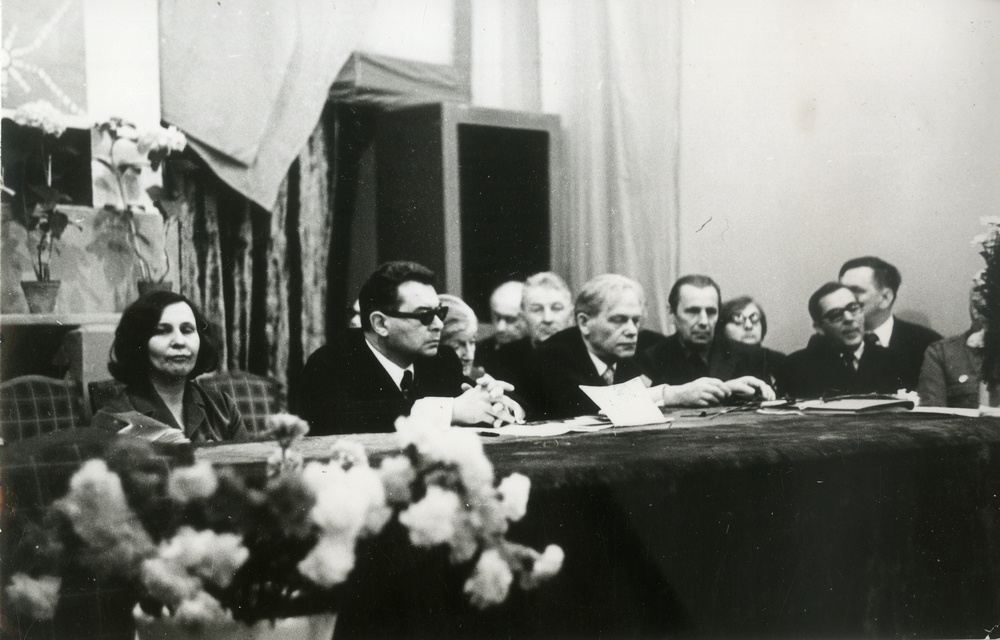 8 мая 1975 г. Торжественное заседание, посвященное Дню Победы. Слева - И.И. Баранова, Д.А. Сергеев, участники войны. Фотография 1975 г.
Фототека РЭМ