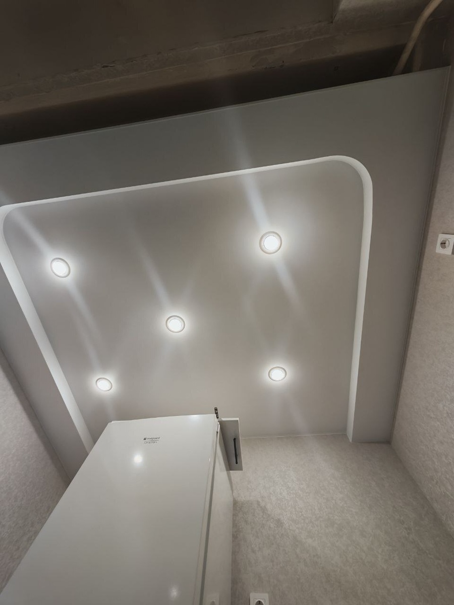   
Балки по периметру потолка спрятаны за двухуровневый натяжной потолок – Фото 1