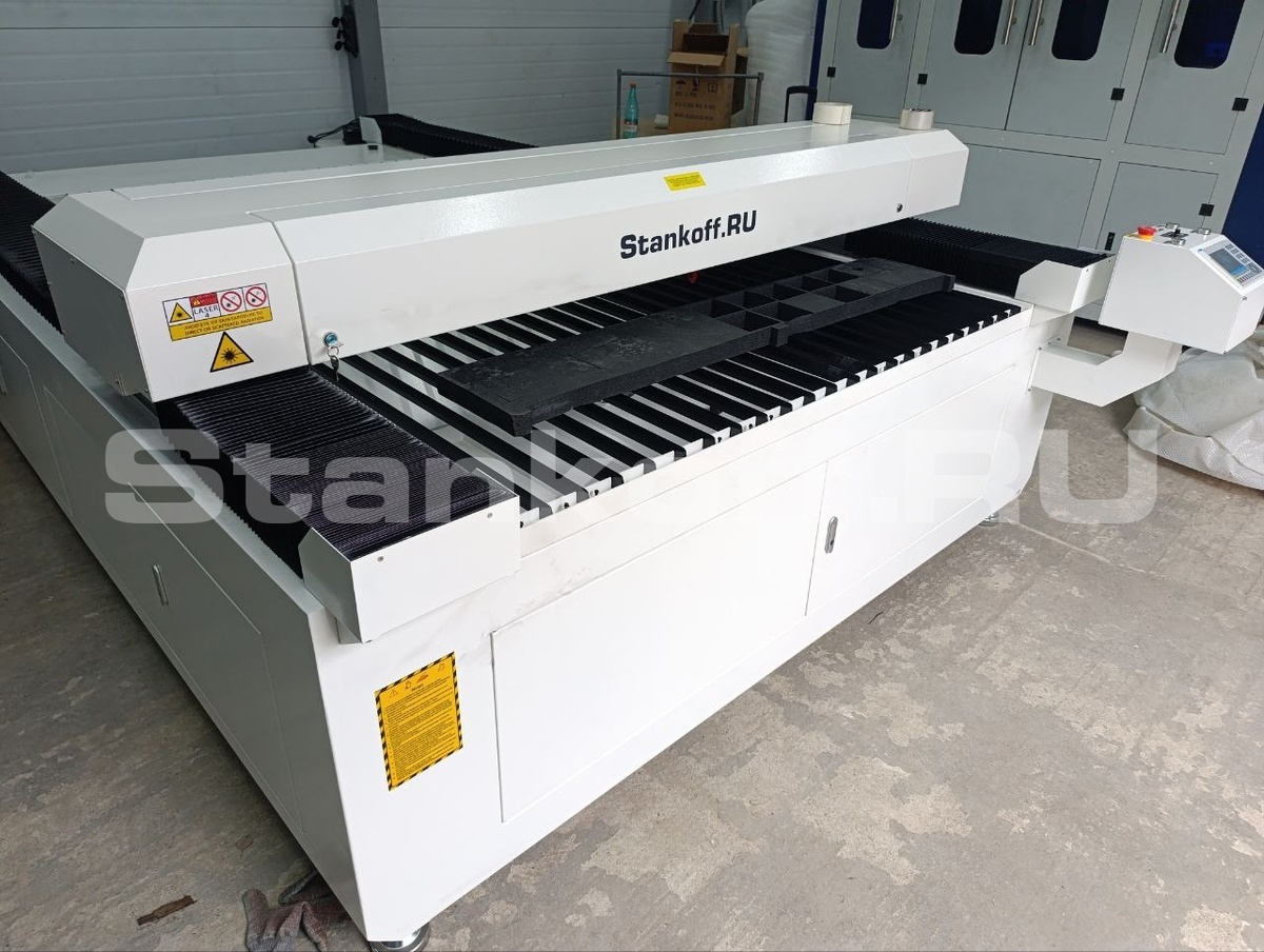  Лазерно-гравировальный станок по дереву с ЧПУ LM 1625 PRO OPEN 180W

