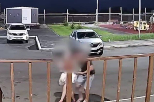    Кадры возможного похищения девушки в Оренбурге попали на камеру домофона