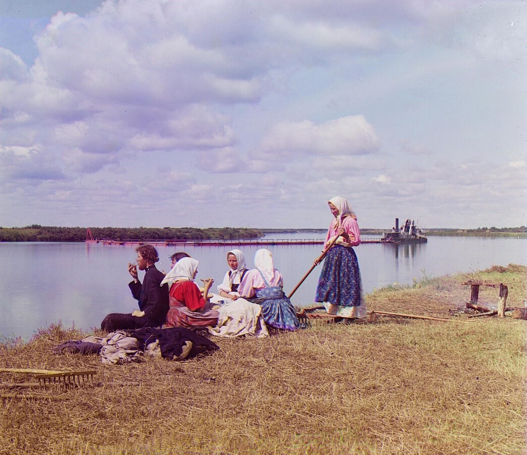 С. М. Прокудин-Горский. Обед на покосе, 1909 год.