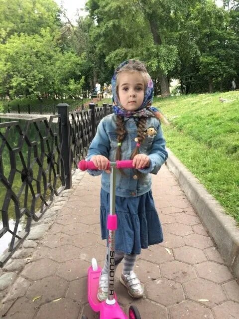 Внучка подруги в Москве. Теперь она уже большая, ей 12 и мы с ней подруги)- листайте! Масса талантов у человека, а высказывания можно записывать в цитатник.