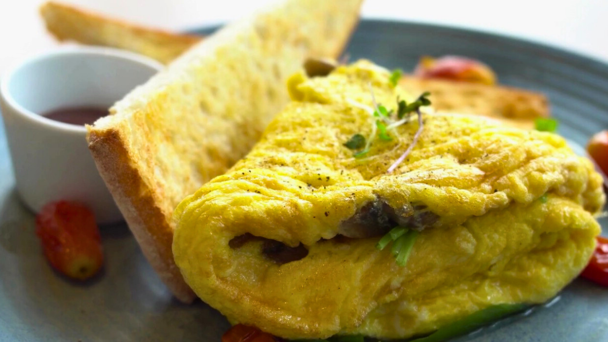 Обычный омлет можно приготовить очень вкусно