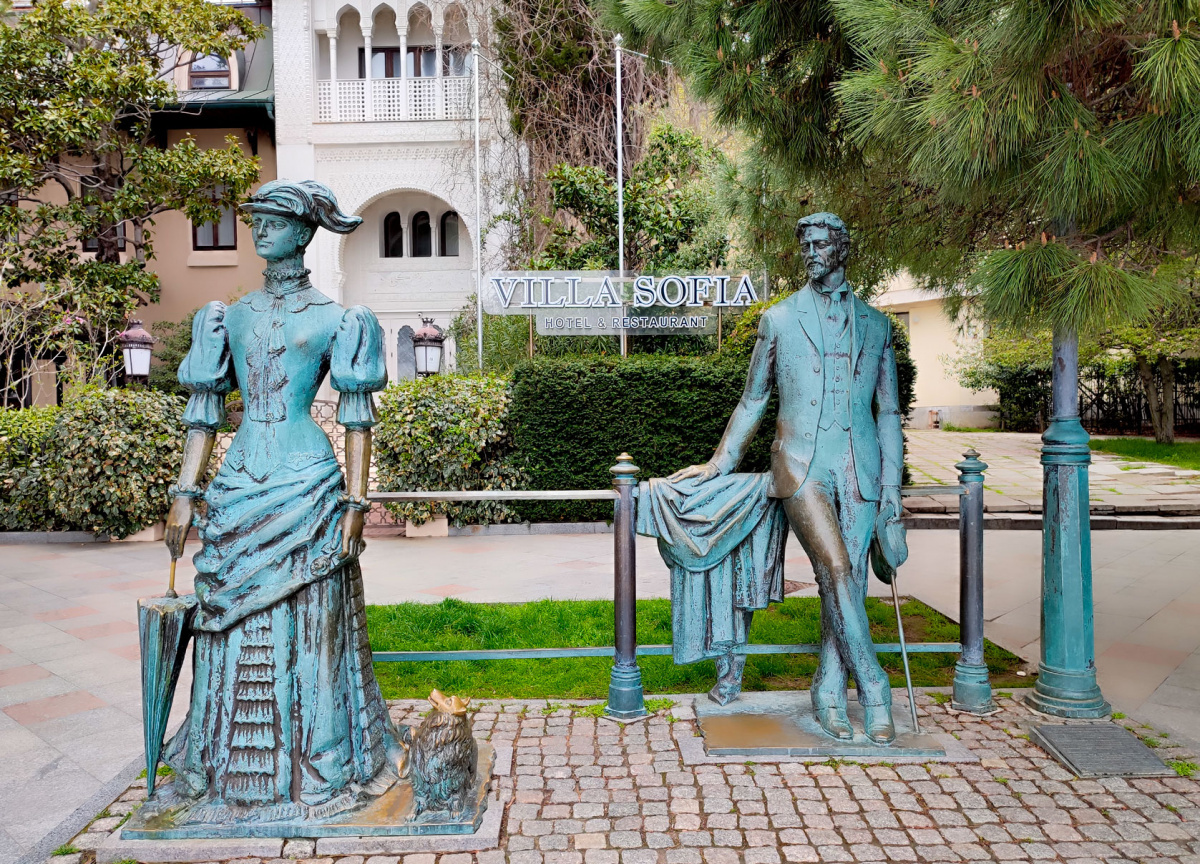 Бронзовая скульптурная композиция «Чехов и Дама с собачкой» на ялтинской набережной.
