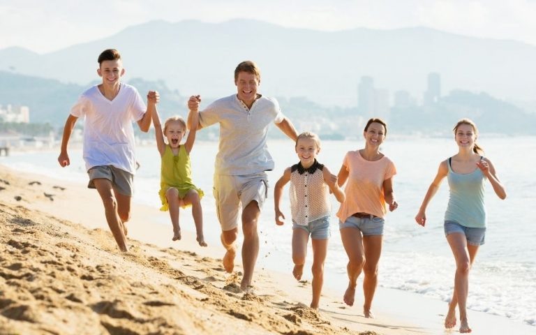    56% жителей Оренбурга поддерживают дополнительный отпуск для многодетных семей Оренбуржье