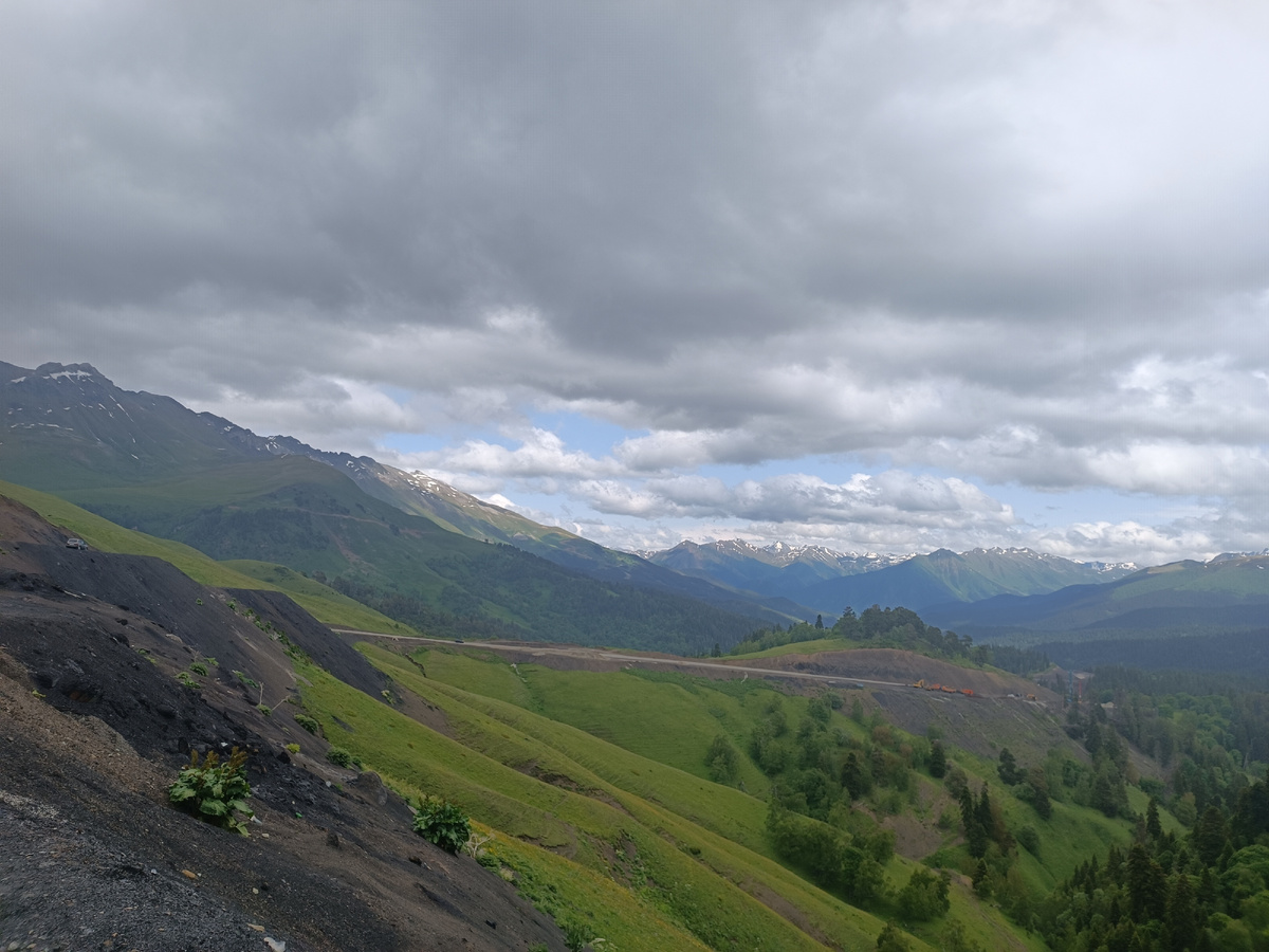 Зимой в горы явно ездит больше людей😉