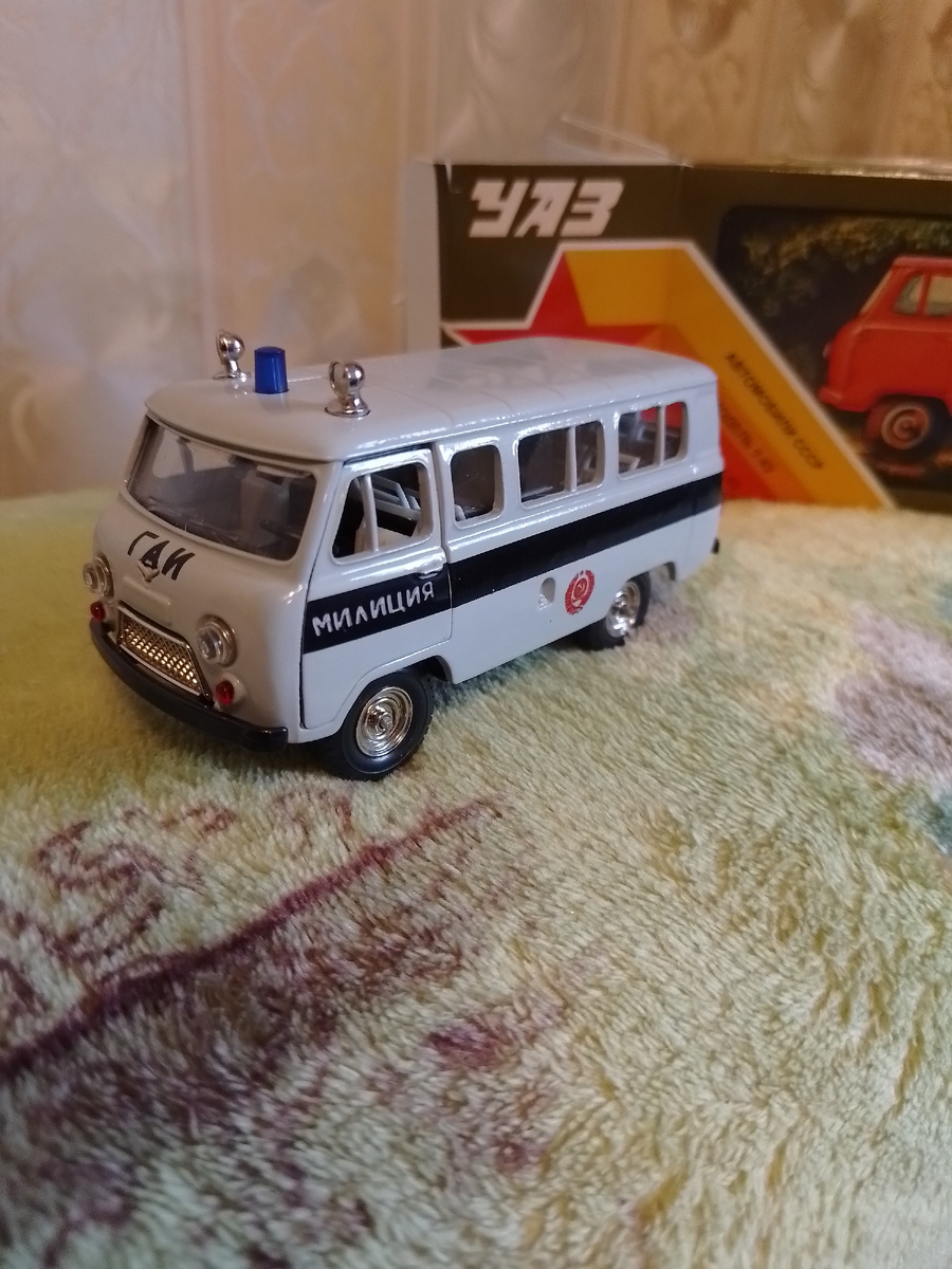 УАЗ-452В в исполнении "милиция" (в сером цвете).