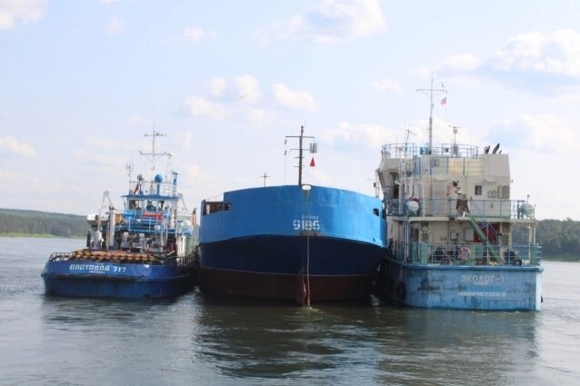    Из буксира откачивают воду, чтобы сплавить его до ремонтного дока. Фото: Telegram-канал Юрия Озерских/ Юрий Озерских