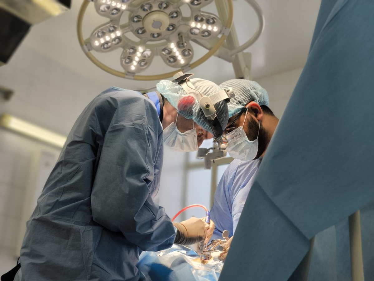 Травма при нырянии происходит за долю секунды, а последствия функциональные, психологические — на долгое время или на всю жизнь. На фото — спинальные хирурги ННИИТО им. Я.Л. Цивьяна