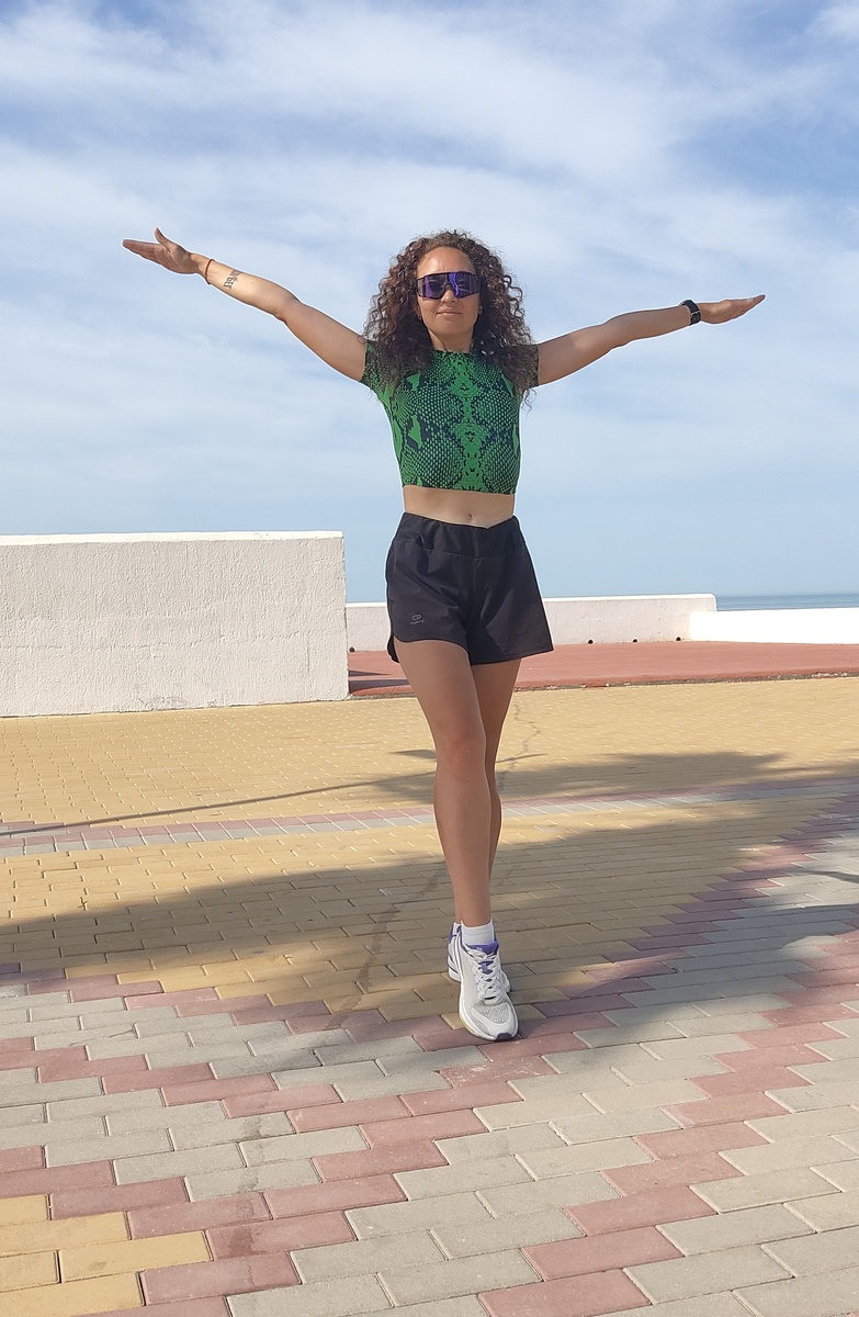 Бегай, чтобы чувствовать себя живым. Летние пробежки по прохладному утреннему воздуху наполняют энергией и радостью.