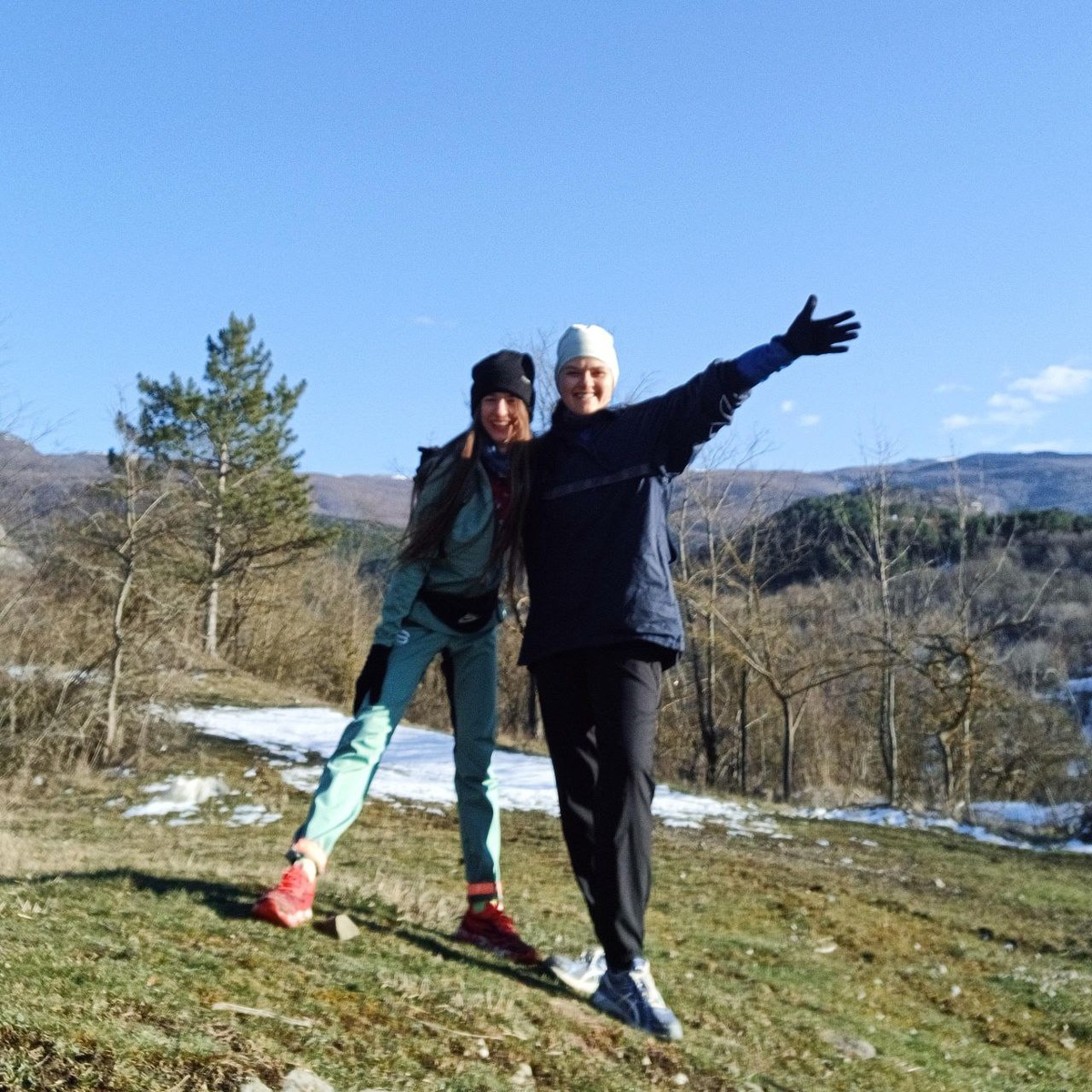 Мария и Марина в с .Счастливое на тренировке