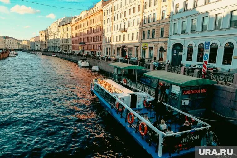 Летом в Петербург едут туристы со всей страны. Фото: Роман Наумов © URA.RU