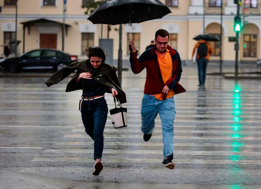     Сильный ветер и грозы ожидаются в Беларуси во вторник