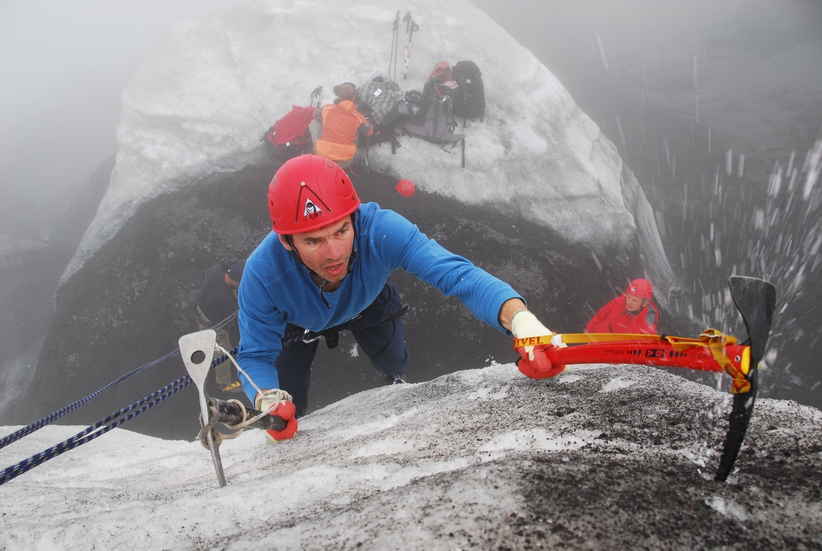 Ледолазание на засыпанном вулканическим пеплом леднике Эрмана на Камчатке