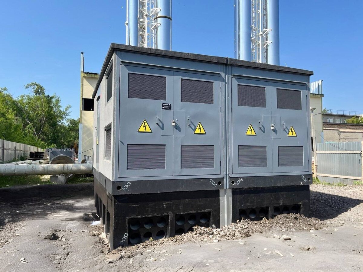 Анатолий Дражников

В городе Богданович Свердловской области завершается строительство новой газовой котельной, обеспечивающей бесперебойное теплоснабжение. 

Важную роль в этом проекте сыграла блочная комплектная трансформаторная подстанция (#БКТП), произведенная компанией «Модуль», и обеспечивающая надежное электроснабжение объекта.

Сердцем БКТП, изготовленной компанией «Модуль», являются современные ячейки #КРУЭ-СТЭП, обеспечивающие распределение электроэнергии, и распределительные шкафы с автоматическим вводом резерва (АВР) собственного производства. 

Применение этого оборудования позволяет повысить надежность и безопасность работы подстанции, упрощая эксплуатацию и обслуживание. 

Наличие АВР-0,4 кВ является критически важным элементом для бесперебойной работы газовой котельной. В случае аварийного отключения основного источника питания, система АВР автоматически переключает нагрузку на резервный источник, минимизируя простой и предотвращая возможные перебои в теплоснабжении.

#Модуль20