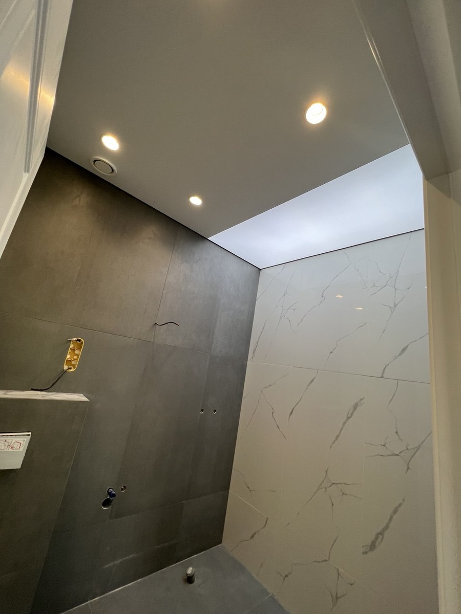 Потолок натяжной.