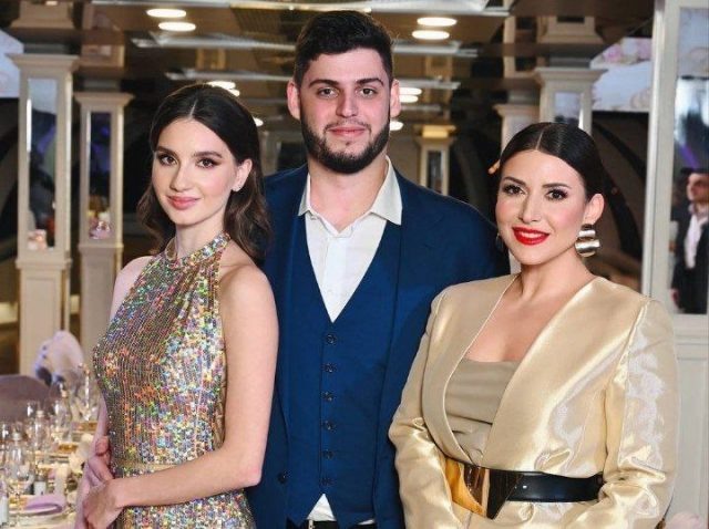    Жасмин с сыном Михаилом и будущей невесткой Евой. Фото: социальные сети