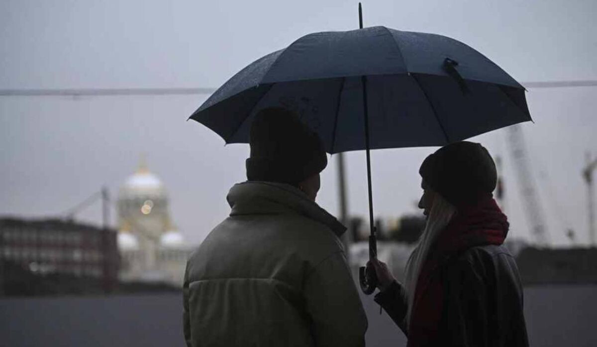     Люди под зонтом. Источник: kp.ru Автор фото: Алексей Булатов