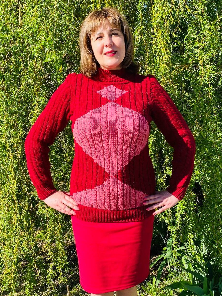 Женский свитер связан из пряжи Ланаголд Классик на размер 50. Расход 4 мотка бордовой пряжи, чуть болььше половины мотка розовой пряжи.