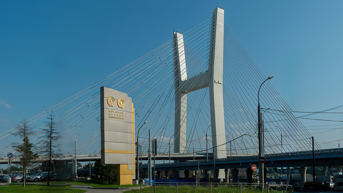 Стела «Наша область — дважды орденоносная». Новосибирск. Фотография - www.openmainphoto.ru