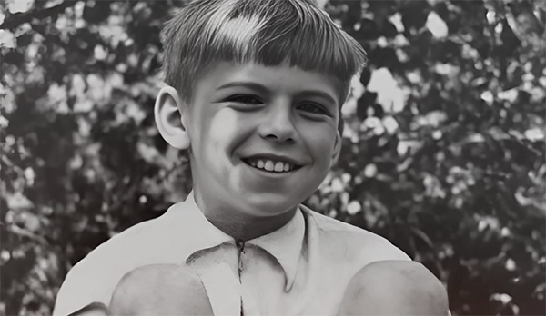 Со слов Валентина Дьяконова: "В семье любили музыку , отец и мама хорошо играли на гитаре , мама Мария Ивановна была ученицей известного гитариста А.М.Иванова - Крамского . Валентин рано начал петь и в 6 лет поступил в музыкальную школу по классу фортепиано..." 