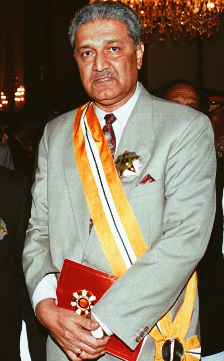 Выпускник Делфтского технического университета (Нидерланды) Абдул Кадыр Хан. Через него Запад передавал Пакистану ядерные секреты