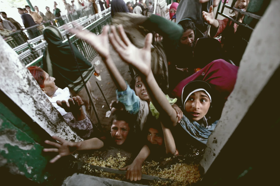 Официальная версия, устраивающая и Запад и Пакистан, гласит, что именно в трущобах выросли гениальные пакистанские физики-ядерщики, создавше ЯО.