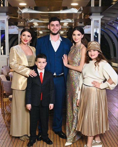    Жасмин с детьми и невесткой, фото: соцсети