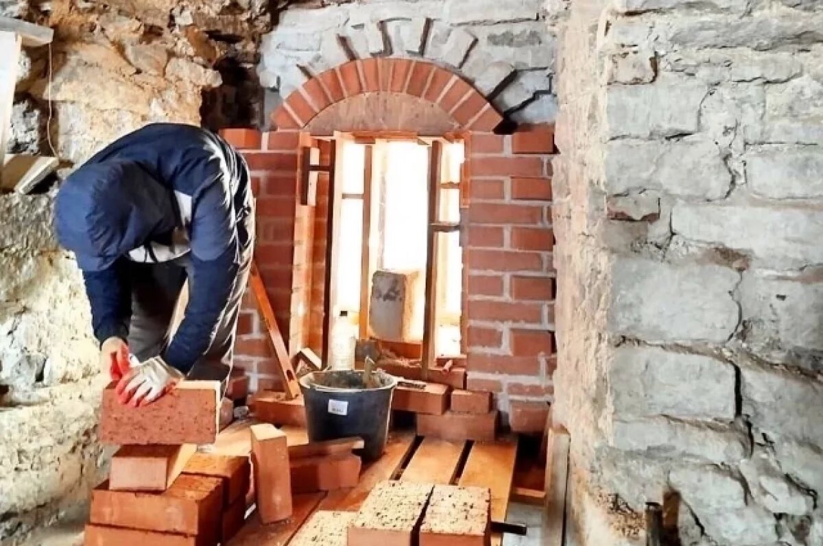    Продолжается воссоздание оконных проемов в Стефановской церкви в Пскове