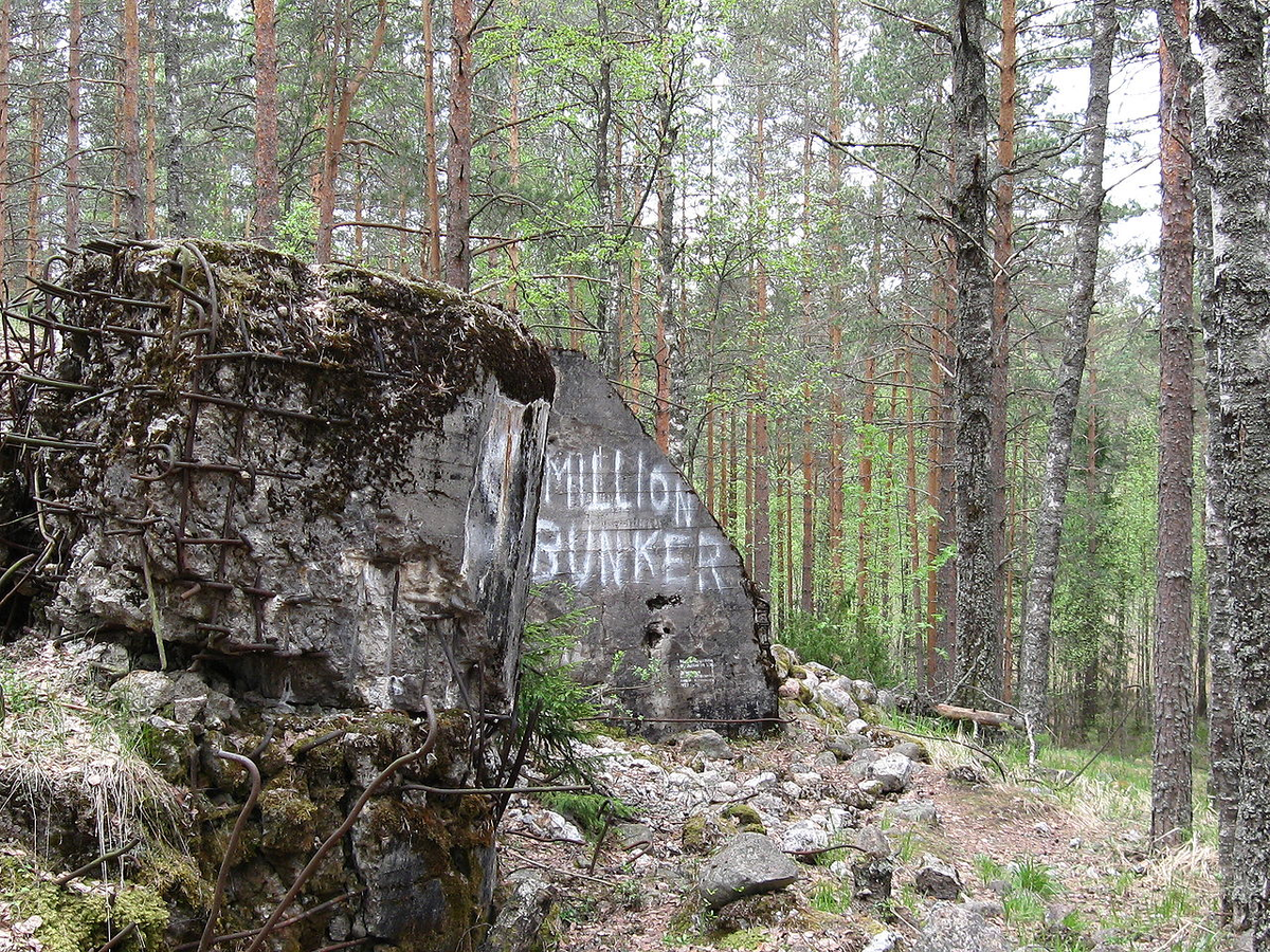 Обломки ДОТ "миллионник", возведённого на линии Маннергейма. По этому обломку можно судить о толщине железобетонных стен - пробить их штатными пушками танков было нереально. Фотография в свободном доступе.