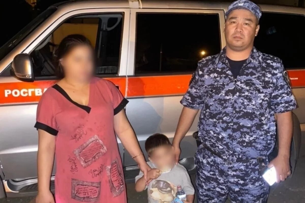    В Астрахани Росгвардия помогла найти родителей потерявшегося ребёнка