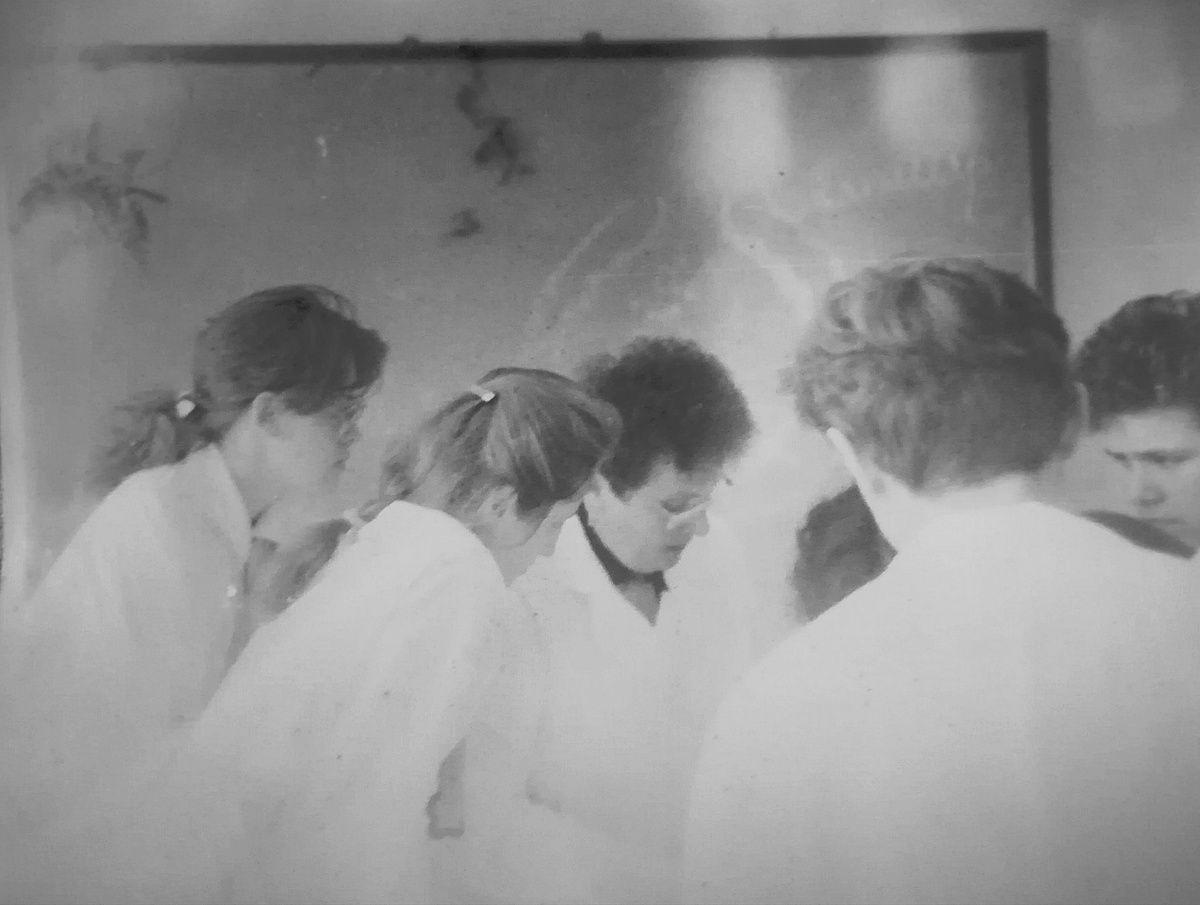 На физиологии. Та самая Алевтина Петровна в окружении нас. 