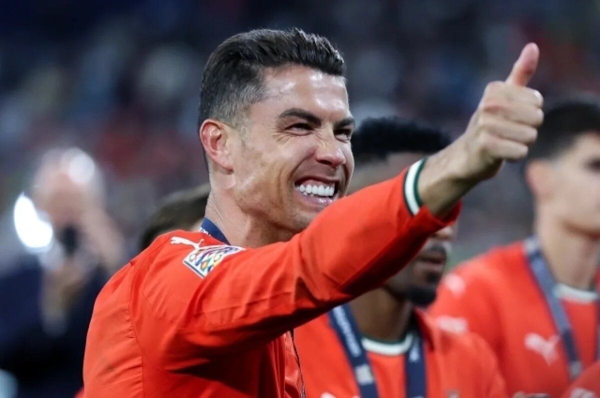    Роналду подарил Трампу футболку со своим автографом