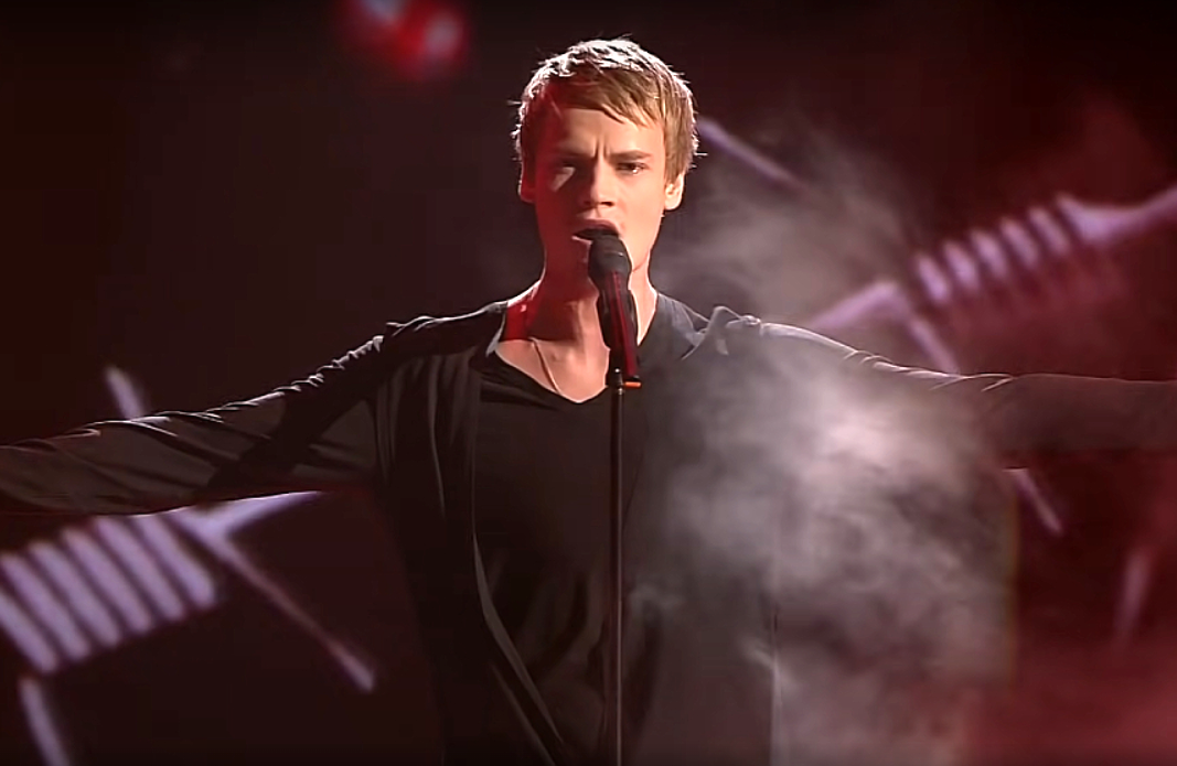 на фото Ярослав Дронов (кадр из шоу "Голос")