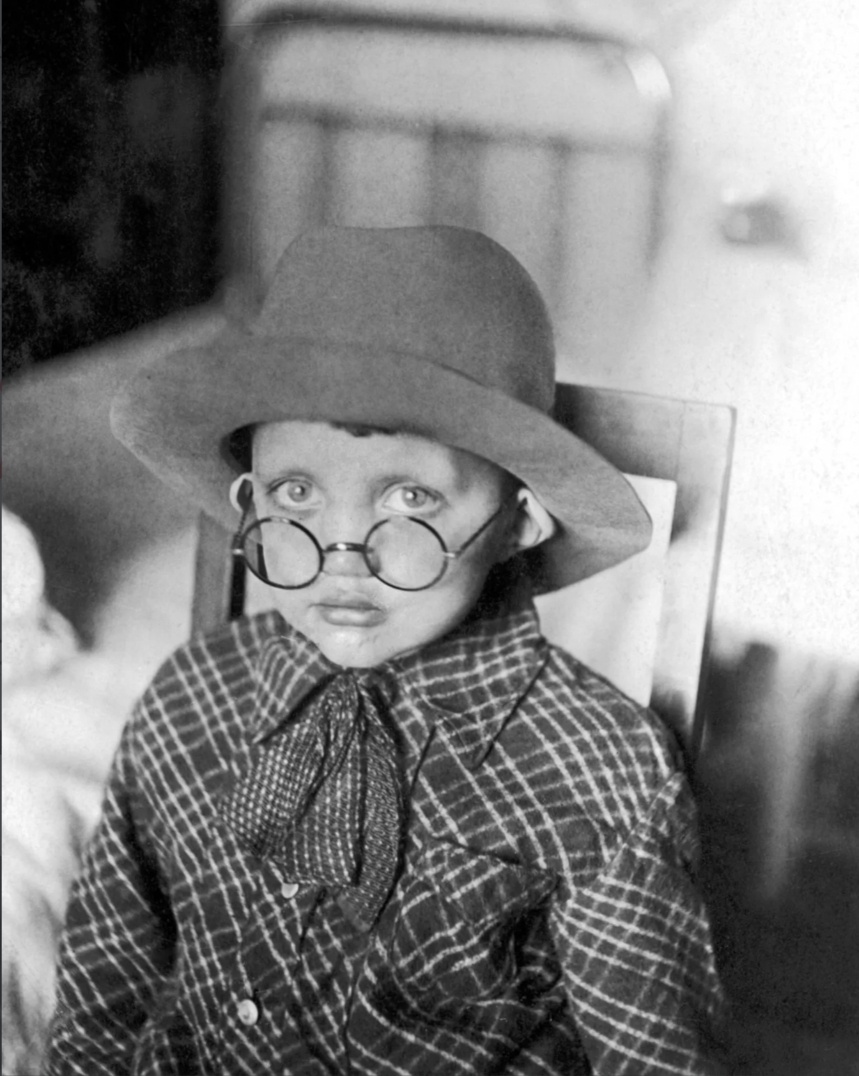 Роберт Рождественский в детстве. 1936 год.