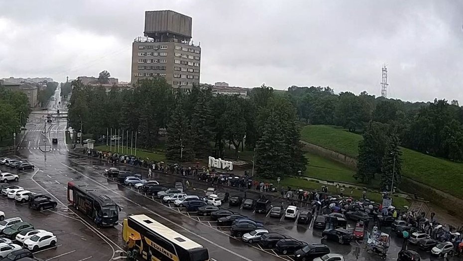    Нарва, Эстония. Очередь у границы с Россией, 17 июня 2025 года. Автор фото: balticlivecam.com/снимок с видео