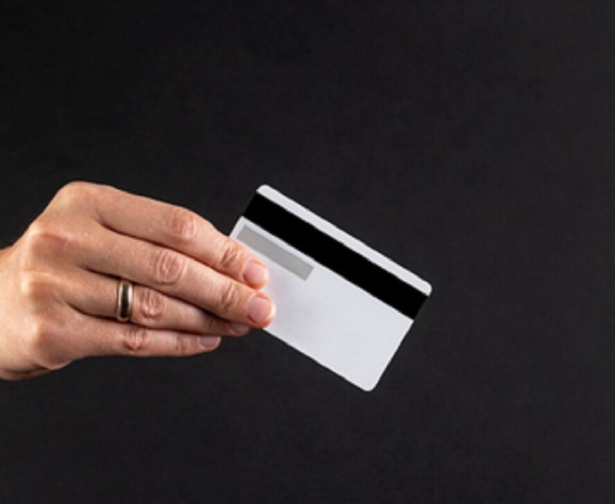    В Ельце задержали 67-летнего мужчину за кражу с денег с карты 18-летнего парня freepik.com